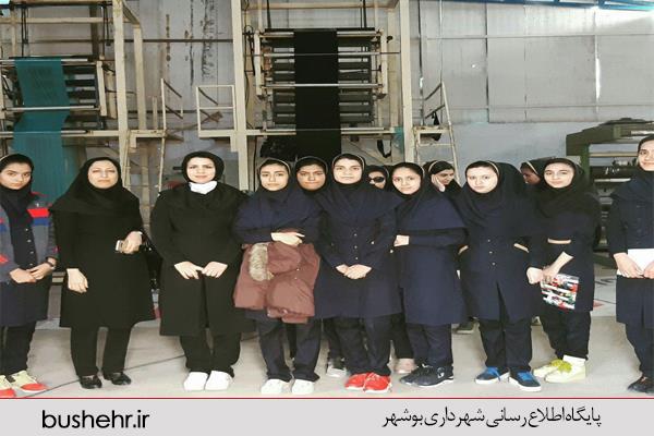 بازدید دانش آموزان دبیرستان سما از کارخانه تولید کیسه زباله سازمان مدیریت پسماند شهرداری بندر بوشهر