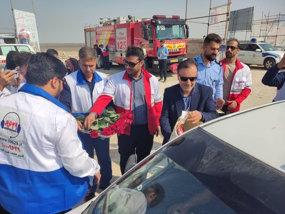 ستاد استقبال از مسافران نوروزی شهرداری بندر بوشهر آغاز بکار کرد؛  استقبال شهردار بوشهر از مسافران نوروزی بوشهر