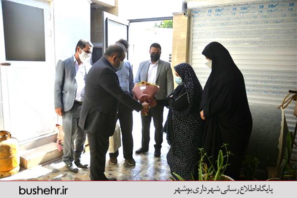 شهردار بندر بوشهر با خانواده شهیده رقیه حیاتی دیدار کرد