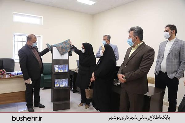 اهدای کتاب به کتابخانه‌های خلیج فارس و مبصری توسط رئیس سازمان فرهنگی و اعضای شورای شهر