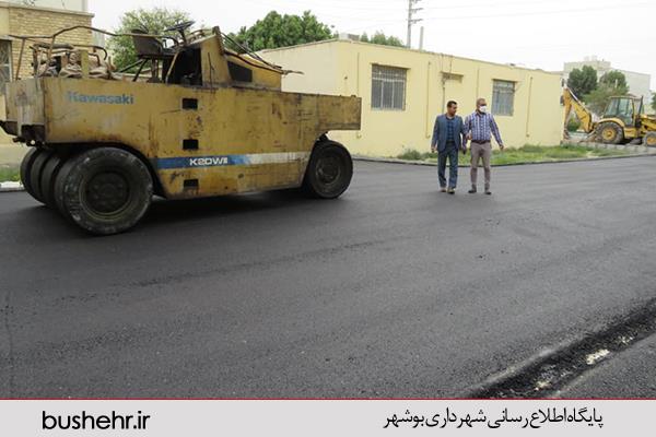 پروژه اجرای زیرسازی و آسفالت قسمتی از کوچه های خاکی واقع در سطح محلات جنوبی شهر بوشهر،  تحت نظارت شهرداری منطقه دو به سرعت در دست اجراست.